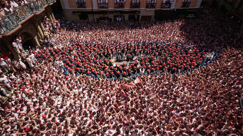 Fünf Verletzte bei umstrittener Stierhatz in Pamplona Jedes Jahr lockt das San-Fermín-Fest mit den umstrittenen Stierhatzen Hunderttausende Besucher nach Pamplona im Norden Spaniens.