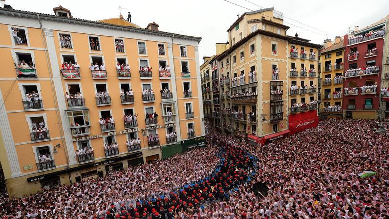 Jedes Jahr protestieren Tierschützer gegen die traditionellen Stierhatzen beim Sanfermín-Fest. Und jedes Jahr lockt das archaische Spektakel wieder Zehntausende Touristen in die nordspanische Stadt Pamplona.