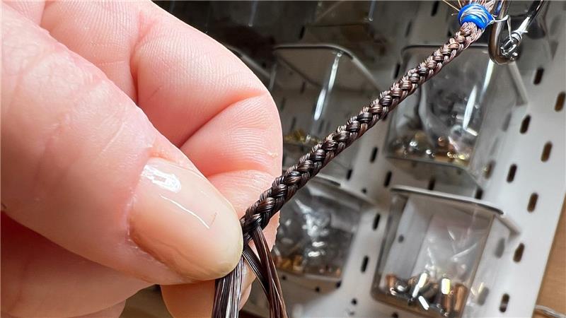 Jedes Schmuckstück ist handgemacht, sehr persönlich und braucht mehrere Stunden Arbeit.