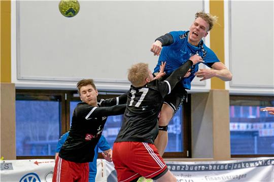 Jedes Tor muss hart erkämpft werden: Jan Gehlhar (re.) und die HSG Bad Harzburg/Vienenburg gewinnen das Spiel gegen die HSG Oha II. Foto: Drechsler
