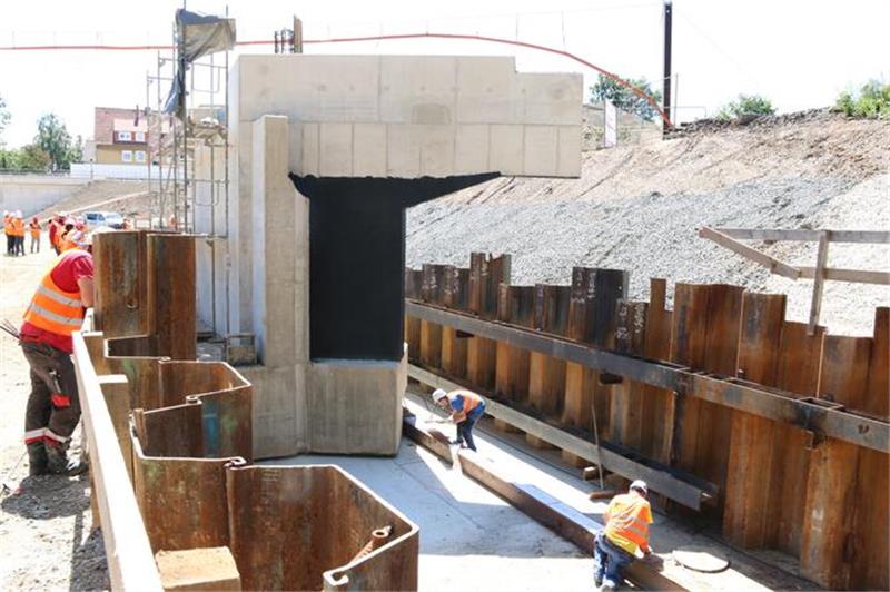 Jedes Widerlager besteht aus 370 Tonnen Stahlbeton.