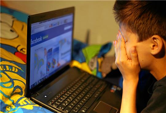 Jedes dritte Kind soll bereits Opfer von Cyber-Mobbing gewesen sein. Foto: Oliver Berg/dpa