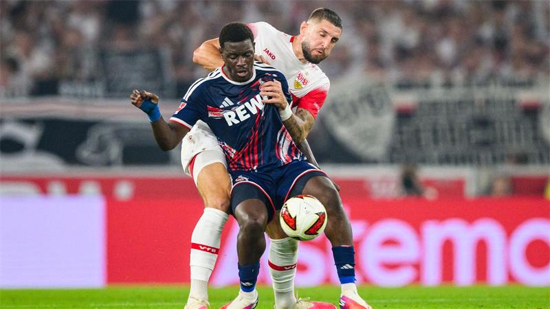 Jeff Chabot (hinten) und der VfB machten mächtig Druck gegen den 1. FC Köln.  
