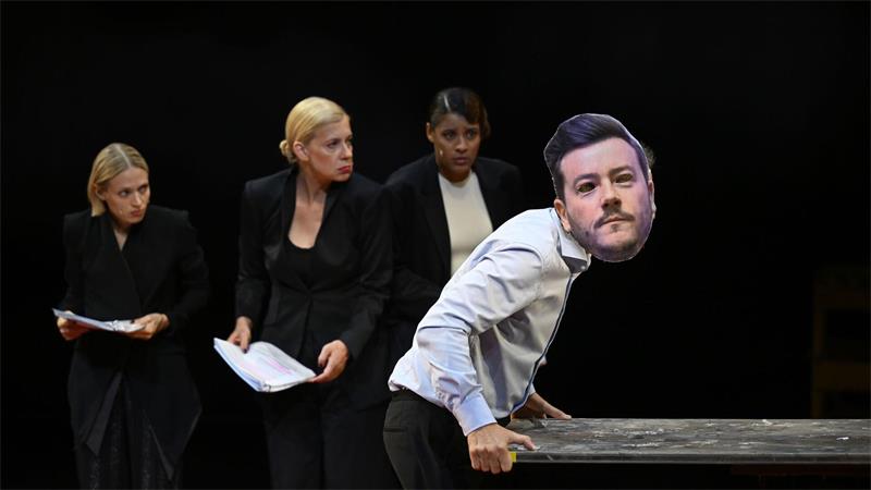 Jelinek arbeitet sich am Signa-Kollaps um Immobilieninvestor Benko ab. 