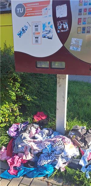 Jemand hat im September seine aussortierte Kleidung bei dem Zigarettenautomaten in der Erzstraße entsorgt.