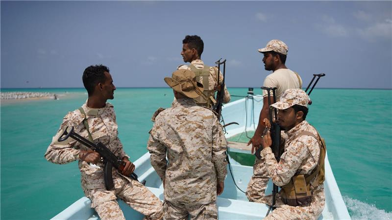 Jemenitische Soldaten patrouillieren in der strategisch wichtigen Straße von Bab el-Mandeb im Jemen.