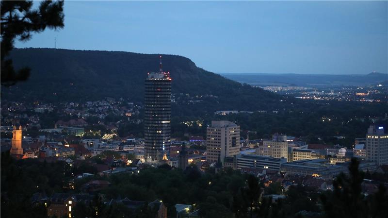 Einkehr mit Aussicht in deutschen Metropolen Jena und das Hochhaus Jentower. (Archivbild)