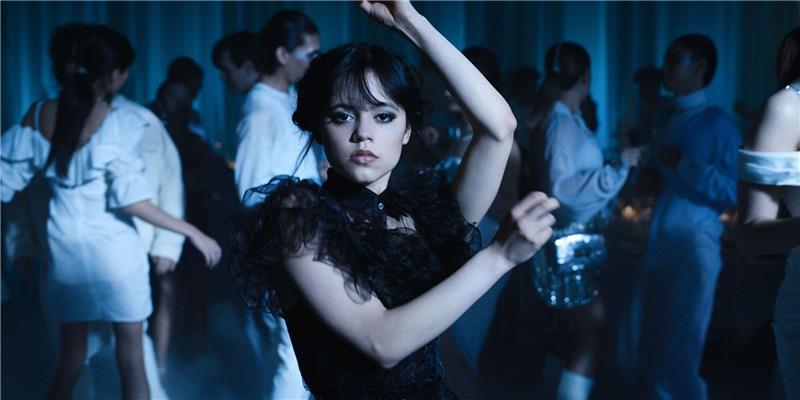 Jenna Ortega als Wednesday Addams in einer Tanzszene der Netflix-Serie «Wednesday».