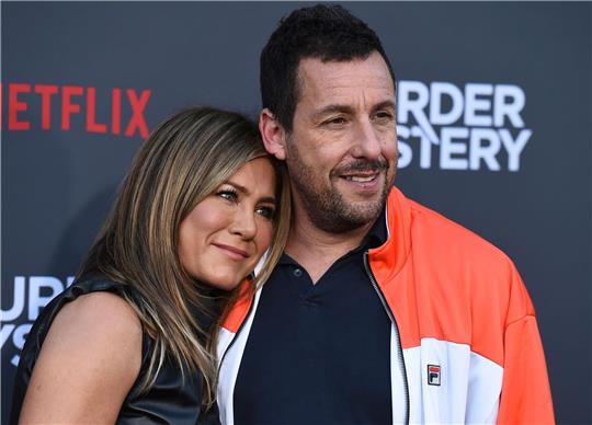 Jennifer Aniston und Adam Sandler sind ab Freitag zusammen im Film «Murder Mystery 2» auf Netflix zu sehen.