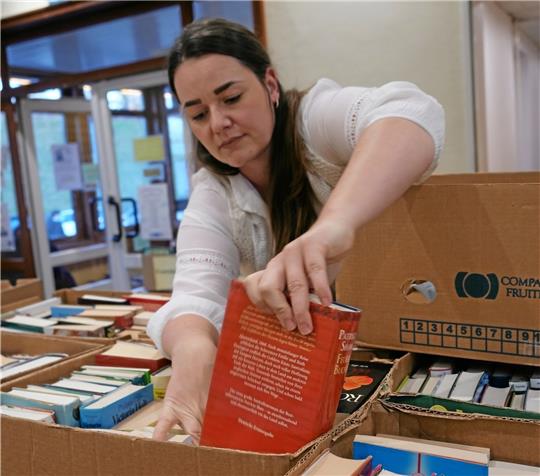 Jennifer Eichhorn ist eigentlich in Elternzeit, beim Bücherbasar hilft sie aber trotzdem gern ehrenamtlich mit. Foto: Potthast