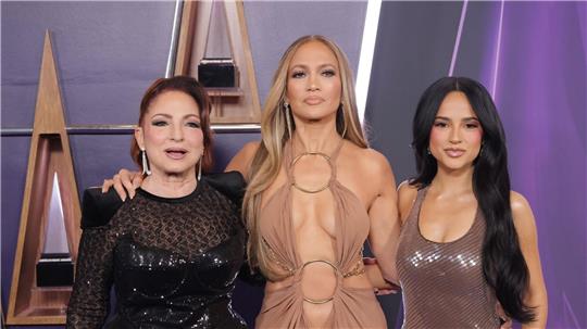 Jennifer Lopez (Mitte) moderierte die AMA-Verleihung in Las Vegas. 