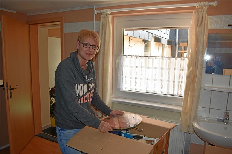 Jennifer Pilz packt ihre Umzugskartons. Sie freut sich auf die neue Wohnung in Goslar. Foto: Belz