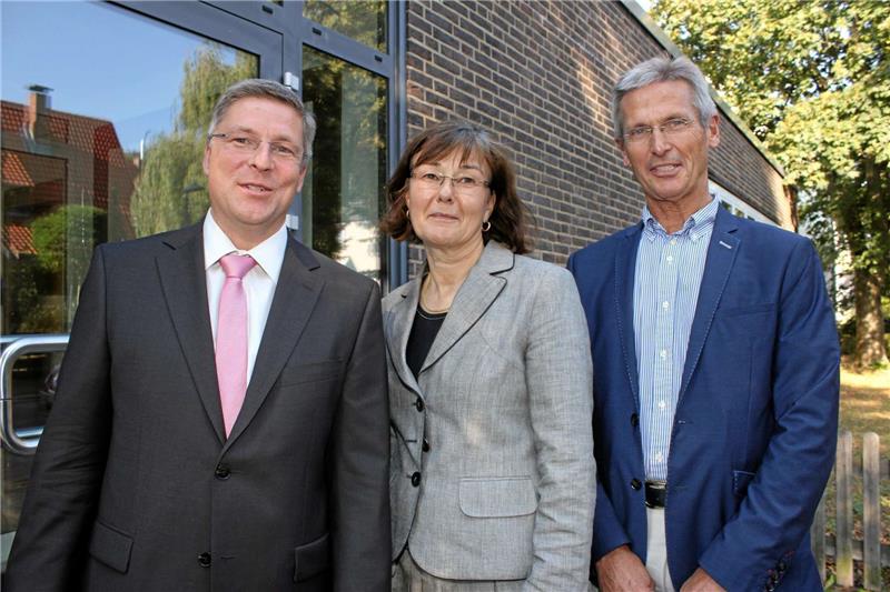 Jens Büsing (li.) leitet seit August die Berufsbildenden Schulen Bad Harzburg. Annette Due von der Landesschulbehörde und Heinz Bock vom Landkreis begrüßten ihn im Rahmen einer Feierstunde n nun auch offiziell.  Foto: Nachtweyh