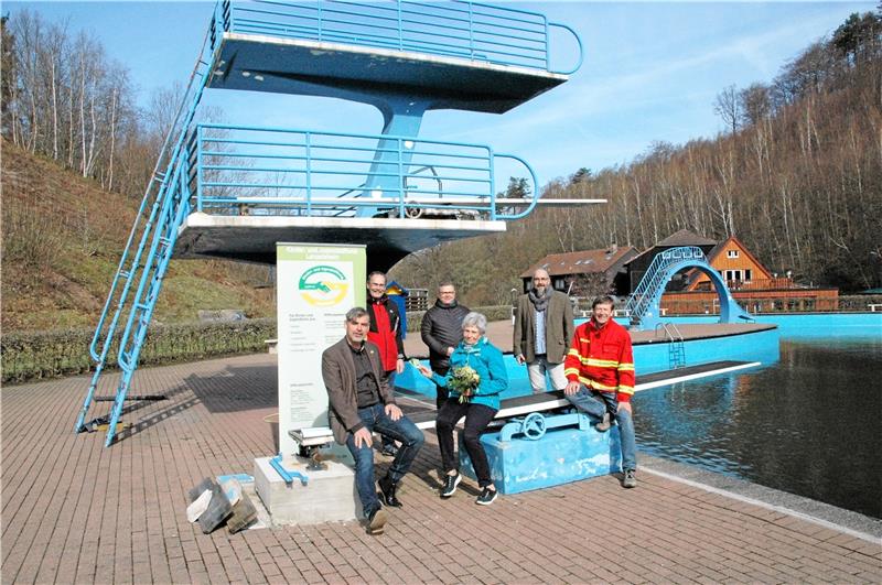 Großzügige Spende für Schwimmunterricht für Kinder Jens Fiebig und Hartmut Richter (v.l.) von der Kinder- und Jugendstiftung Langelsheim, Marco Gräbel (Wölfi-Bad), Marco Assmann (Bürgerbad Lautenthal) und Norbert Eidam (DLRG) mit Spenderin Irene Lüttgau. Fotos: Neddermeier
