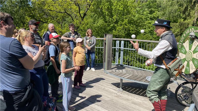 Jens Heuwinkel verzaubert die Besucher mit seinem „Glücksrad der Artistik“.