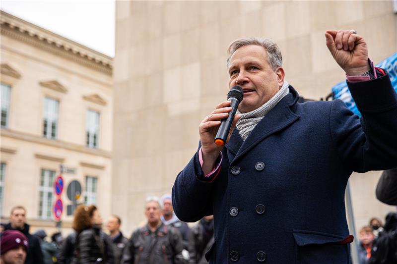 Jens Kestner in Aktion: Das Foto zeigt den Landesvorsitzenden der AfD auf einer Protestkundgebung, die der Landesverband am 4. Dezember in Hannover zu den Corona-Maßnahmen abhielt. Foto: Michael Matthey/dpa