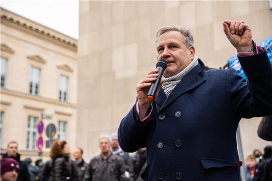 Jens Kestner in Aktion: Das Foto zeigt den Landesvorsitzenden der AfD auf einer Protestkundgebung, die der Landesverband am 4. Dezember in Hannover zu den Corona-Maßnahmen abhielt. Foto: Michael Matthey/dpa