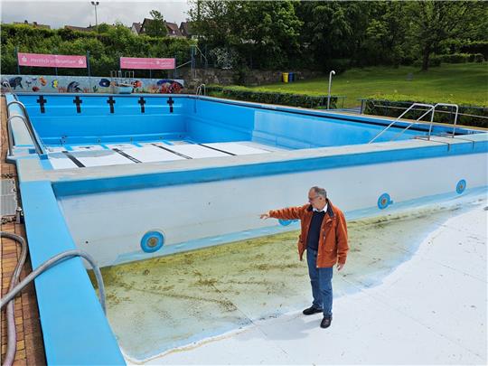 Jens Kloppenburg im defekten Nichtschwimmerbecken.  Foto: Sowa