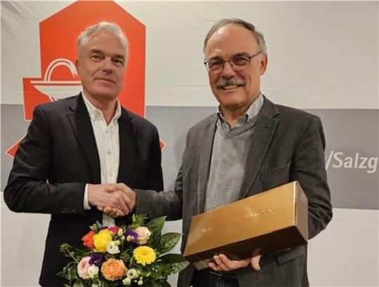 Zwei Männer schauen in die Kamera.