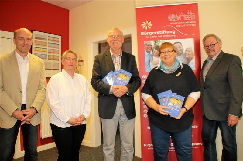 Jens Liesenberg und Christina Lüdtke-Dittmar (v.li.) sowie Ullrich Krusche (re.) flankieren Dr. Otmar Hesse und Anne-Kathrin Feldhoff.  Foto: Heine