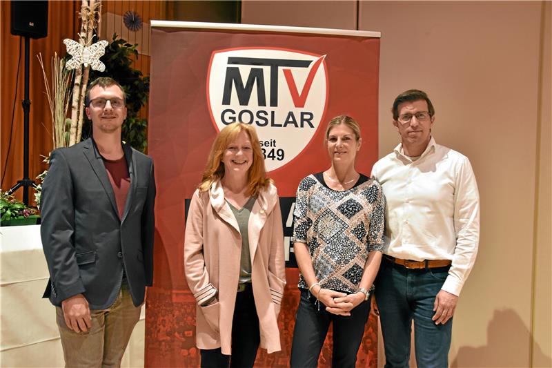 Jens Müller bleibt Präsident des MTV Goslar Jens Müller (re.) bleibt für zwei weitere Jahre Präsident des MTV Goslar. Neuer Schatzmeister ist Niklas Martin, komplettiert wird das Präsidium von Schriftführerin Karin Rauscher und der 1. Vize-Präsidentin Inga Kirchner-Quidde (v. li.). Foto: Krause