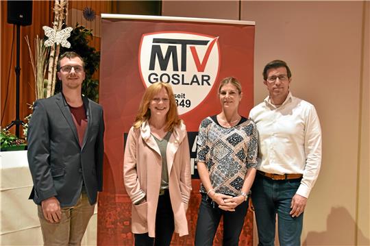 Jens Müller (re.) bleibt für zwei weitere Jahre Präsident des MTV Goslar. Neuer Schatzmeister ist Niklas Martin, komplettiert wird das Präsidium von Schriftführerin Karin Rauscher und der 1. Vize-Präsidentin Inga Kirchner-Quidde (v. li.).  Foto: Krause
