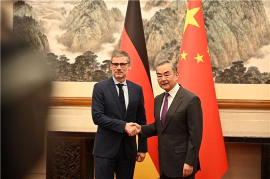 Jens Plötner (l) steht neben Chinas Außenminister Wang Yi.