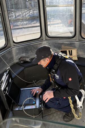 Jens Schumann überwacht in der Kabine die magnetische Durchflutung und sucht nach Schäden im Seil. 
