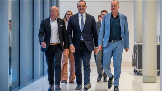 Jens Spahn (CDU, M), CDU/CSU-Fraktionsvorsitzender im Bundestag, kommt mit Mathias Miersch (r), SPD-Fraktionsvorsitzender im Bundestag, und Alexander Hoffmann, CSU-Landesgruppenvorsitzender im Bundestag, zum Statement nach der namentlichen Abstimmung von Richtern und Richterinnen am Bundesverfassungsgericht (BVerfG).