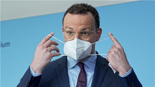 Jens Spahn (CDU) setzt nach einem Pressestatement nach den Beratung über ein einheitliches Vorgehen bei Verdienstausfall-Entschädigungen wegen Quarantäne im Rahmen der Corona-Pandemie seine Maske auf.