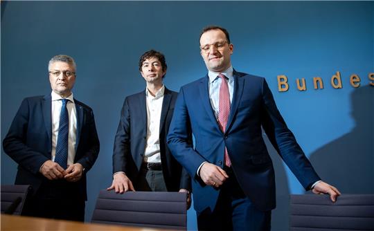 Jens Spahn, Christian Drosten und Lothar H. Wieler bei einer Bundespressekonferenz 2020.