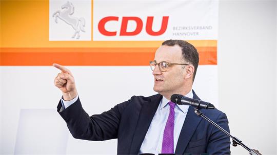 Jens Spahn - hier bei einem Bezirksparteitag in Hannover - zieht sich von der Unionsfraktionsspitze zurück. (Archivbild)