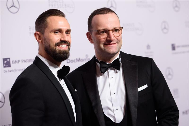 Ex-Gesundheitsminister Jens Spahn hat Villa wieder verkauft Jens Spahn (r.) und sein Ehepartner Daniel Funke im November 2018 beim 67. Bundespresseball im Hotel Adlon.