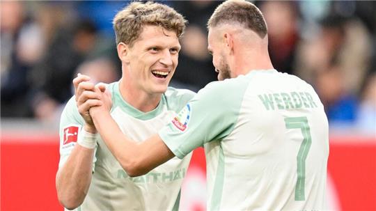 Jens Stage (l) und Marvin Ducksch jubeln über ein Tore von Werder Bremen bei der TSG Hoffenheim.