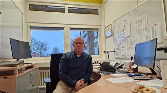 Jens Wachsmuth, neuer Vize-Rektor der Robert-Koch-Schule in Clausthal-Zellerfeld sitzt an seinem Schreibtisch.