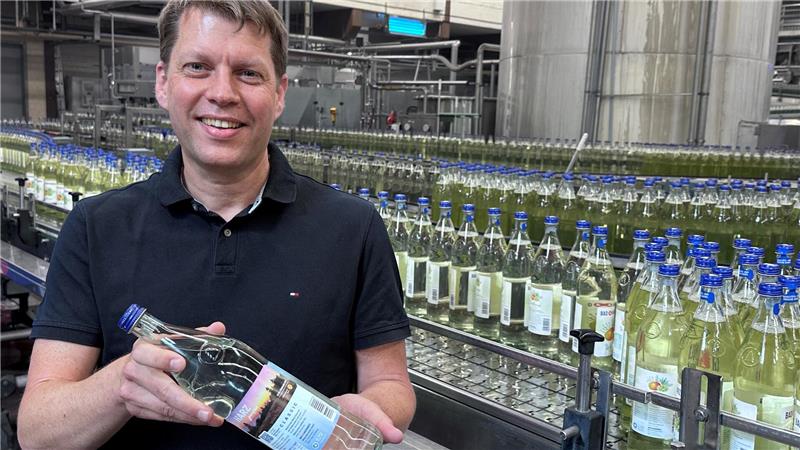 Bad Harzburger Brunnen wirbt auf fünf Millionen Wasserflaschen Jens Weydringer zeigt die Wasserflaschen mit dem neuen Werbeetikett.