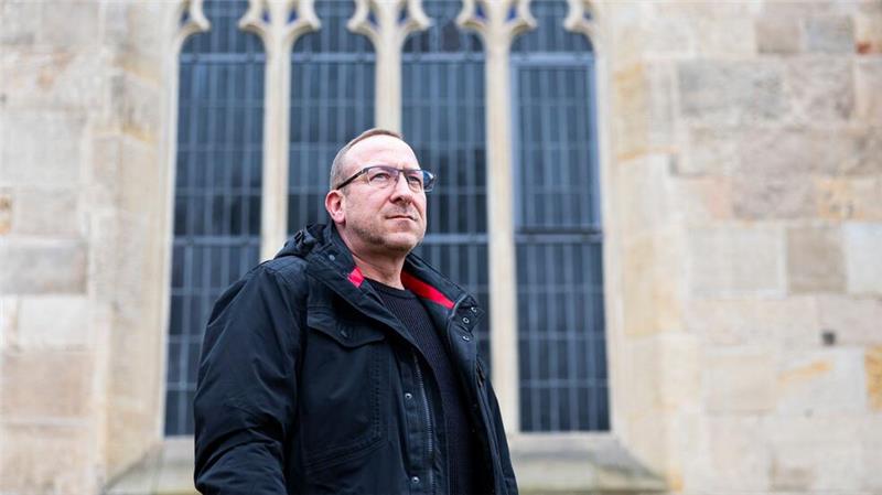 Jens Windel beschuldigt einen verstorbenen katholischen Pfarrer, ihn sexuell missbraucht zu haben - und fordert ein hohes Schmerzensgeld. Jetzt einigte er sich mit dem Bistum Hildesheim. (Archivbild)