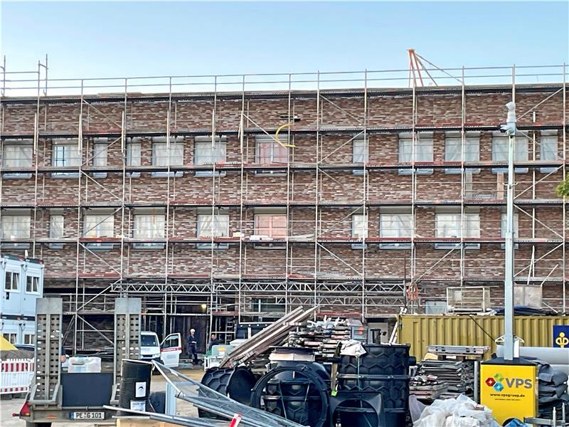 Jenseits der Kostenfrage gibt es auch gute nachrichten von Goslars teuerster Baustelle: Die Arbeiten schreiten so schnell voran, dass inzwischen wieder der 8. März 2024 als Übergabetermin im Raum steht. Foto: Heine