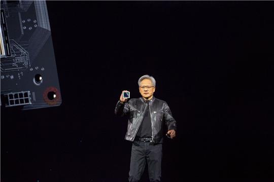 Jensen Huang, Chef des Chipkonzerns Nvidia, zeigt auf der hauseigenen Entwicklerkonferenz GTC den neuen KI-Chip Blackwell. Der Chipkonzern will die führende Rolle bei Technik für Anwendungen mit Künstlicher Intelligenz ausbauen.