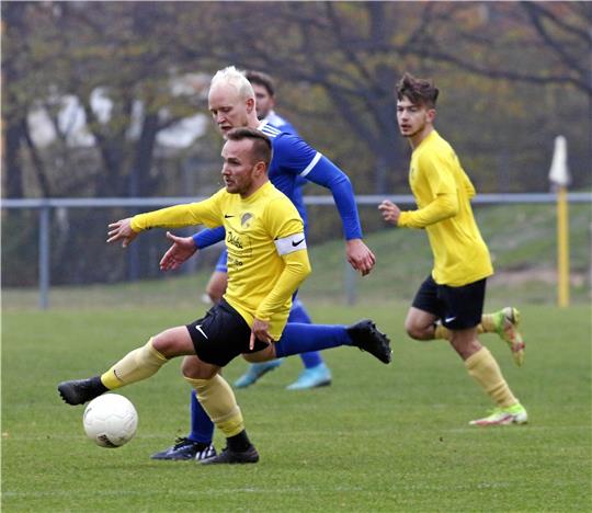 Jerom Schliesenski (li.), hier in der Begegnung gegen den SV Fümmelse, bringt den SV Rammelsberg mit seinem Treffer zum 2:0 endgültig auf Siegkurs gegen den SV Innerstetal. Foto: Epping