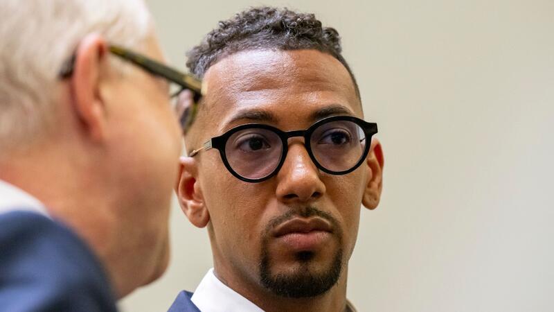 Staatsanwaltschaft akzeptiert Boateng-Urteil nicht Jerome Boateng war vom Gericht schuldig gesprochen und verwarnt worden. Die Staatsanwaltschaft will, dass das Verfahren damit nicht beendet ist. (Archivbild)
