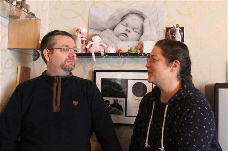 Wie umgehen mit dem Verlust eines Kindes? Jérôme Govaars und seine Frau Jessica geben ihren Erinnerungen an Tochter Juno Raum und Zeit. Foto: Katharina Keller