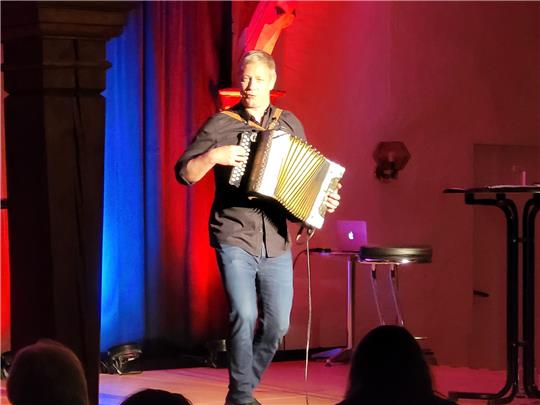 Jess Jochimsen untermalt so manchen seiner Gedankenausflüge mit Musik. Foto: Exner