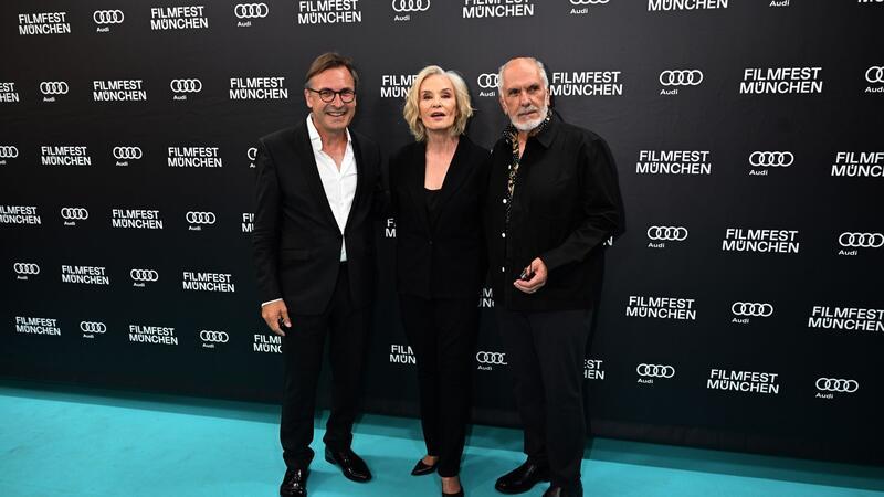 Jessica Lange offenbart ein Schauspielgeheimnis Jessica Lange posiert in München mit Thomas Linsmayer (l), dem Geschäftsführer des Deutschen Theaters, und Filmregisseur Michael Cristofer für die Fotografen.