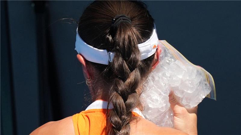 Jessica Pegula legt sich einen Eisbeutel auf ihr Gesicht.