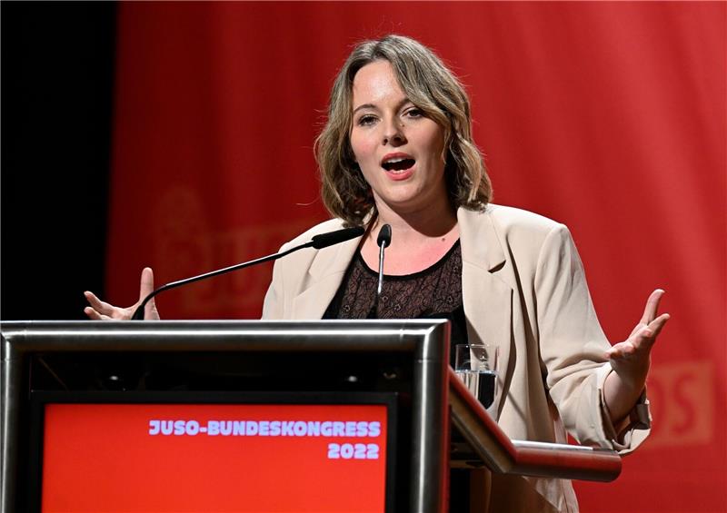 Juso-Chefin Rosenthal kritisiert Lindner und Schuldenbremse Jessica Rosenthal, Vorsitzende der Jungsozialisten (Jusos), eröffnet den Bundeskongress mit ihrer Rede.