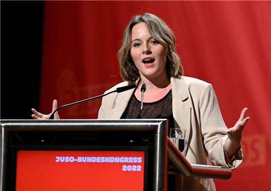 Jessica Rosenthal, Vorsitzende der Jungsozialisten (Jusos), eröffnet den Bundeskongress mit ihrer Rede.