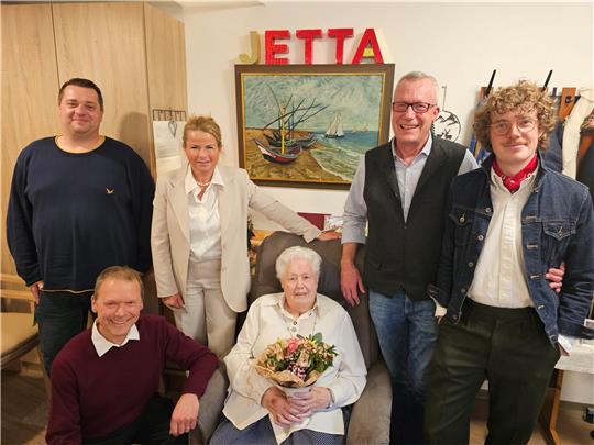 Jettchen Stein, im Kreise ihrer Familie und besonderer Gratulanten, genießt jeden Tag ihres Lebens. Foto: Sowa