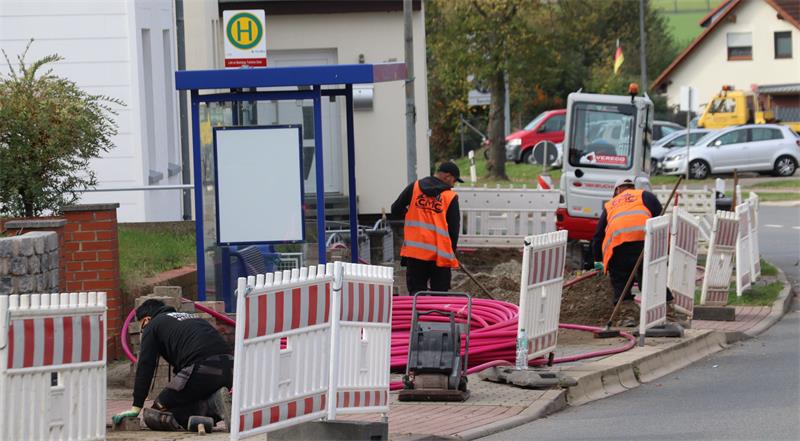 Glasfaser-Baustelle an einer Bushaltestelle.