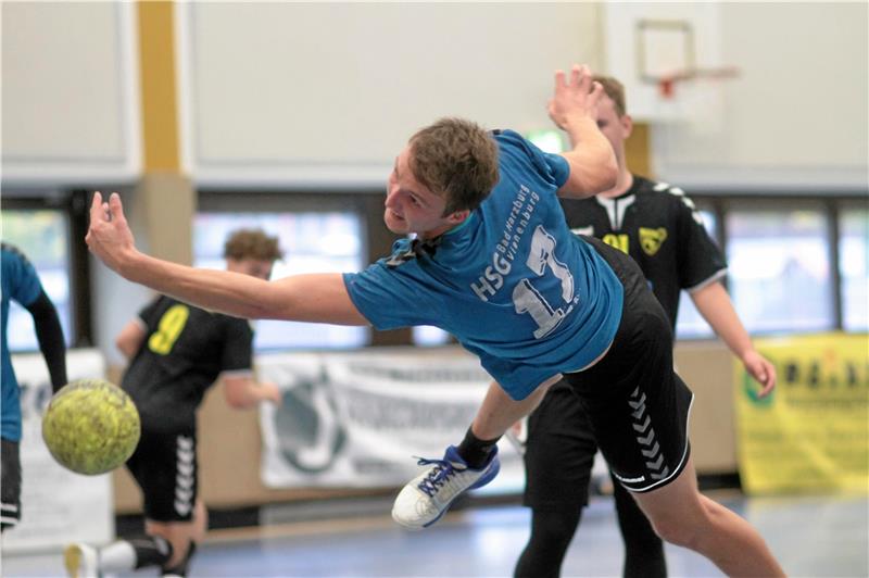 HSG Bad Harzburg/Vienenburg holt ersten Saisonsieg Jetzt hat es endlich geklappt: Die HSG Bad Harzburg/Vienenburg feiert gegen den Northeimer HC II, der zu großen Teil aus A-Jugendlichen bestand, mit 41:36 den ersten Saisonsieg. Vier Tore steuert Tristan Pahlen zum Erfolg bei. Foto: Gietemann